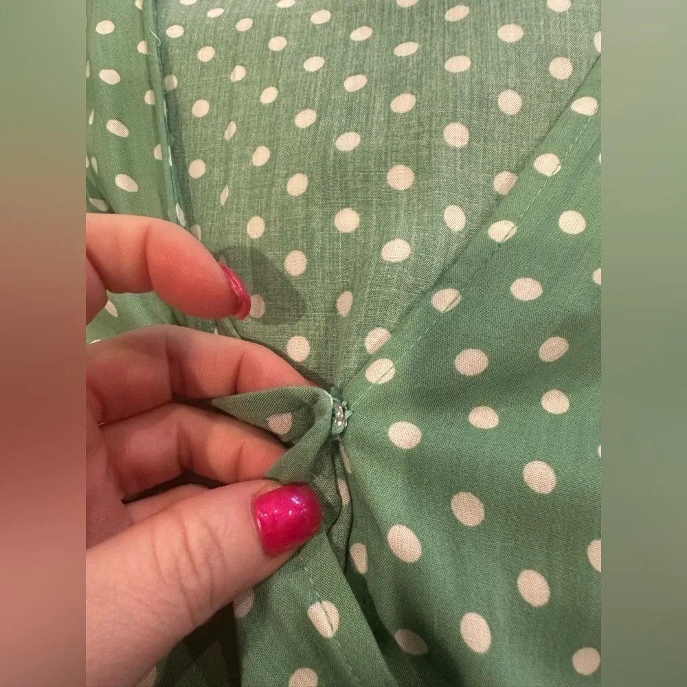 Green & White Flowing Polka Dot Wrap Dress Size Small Snap Top - Picture 5 of 9